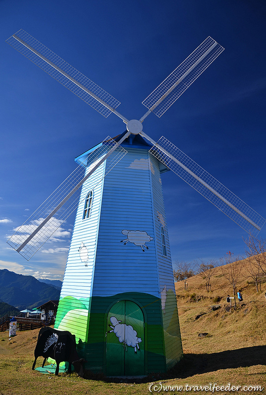 Cingjing-Farm-Taiwan-walking-trail-Windmill