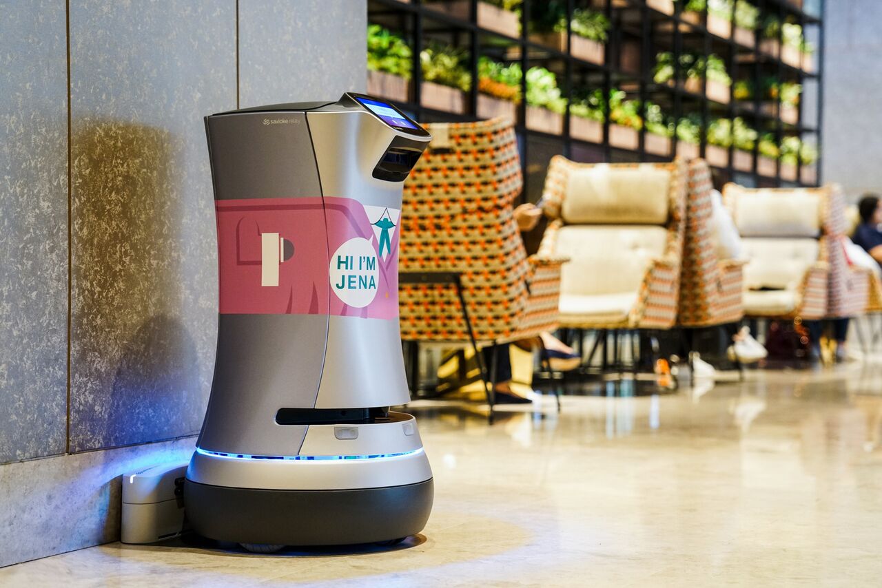 Jena relay robot in Hotel Jen Singapore