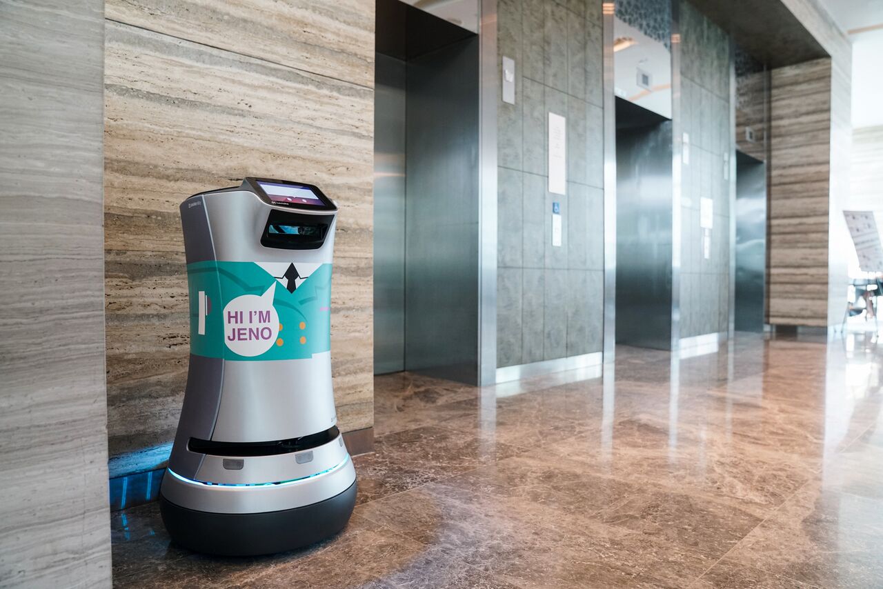 Jeno relay robot in Hotel Jen Singapore